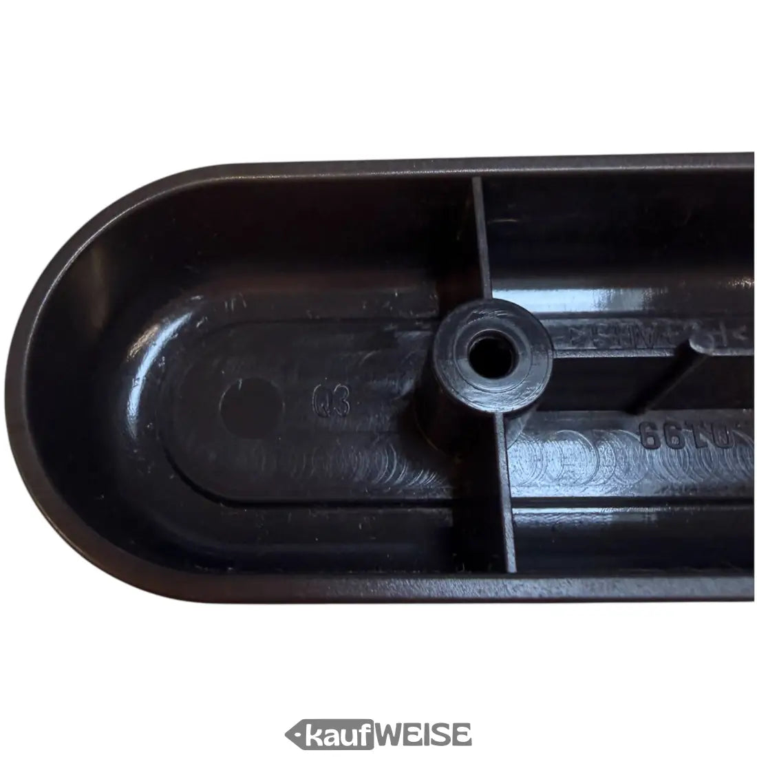 Schwarzes Kunststoffteil für E-Scooter mit Innengefüge und zentraler Gewindeloch