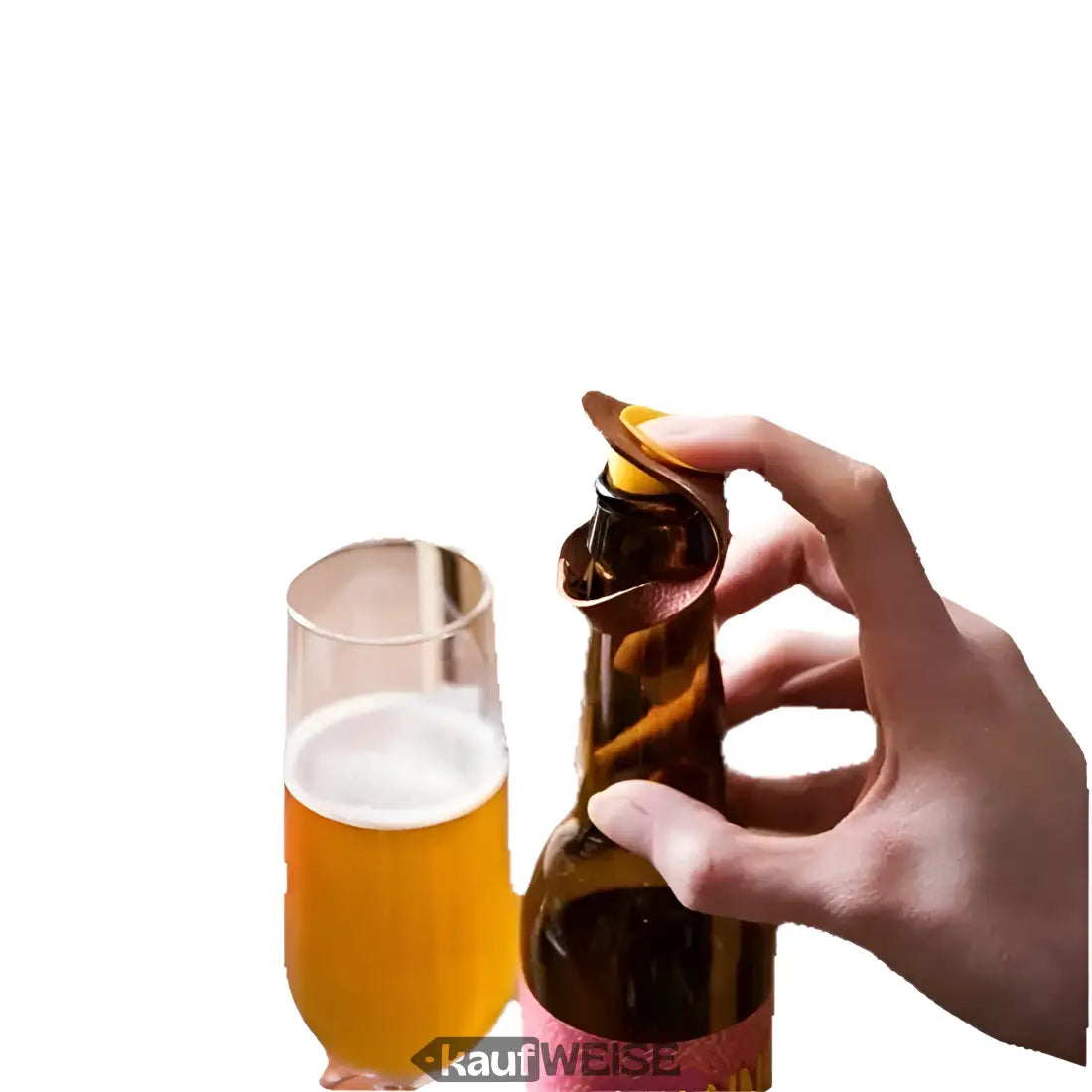 Hand hält Bierflasche mit gelbem Flaschenmarker aus Kunstleder neben einem Glas Bier