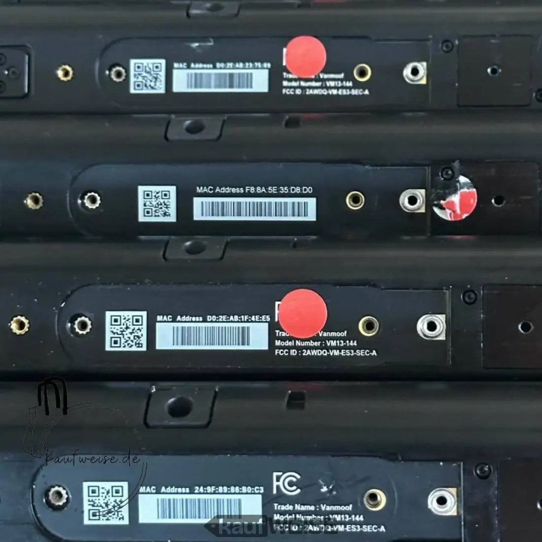 Gestapelte schwarze elektronische Geräte mit Etiketten für VanMoof S3 Smart Cartridge